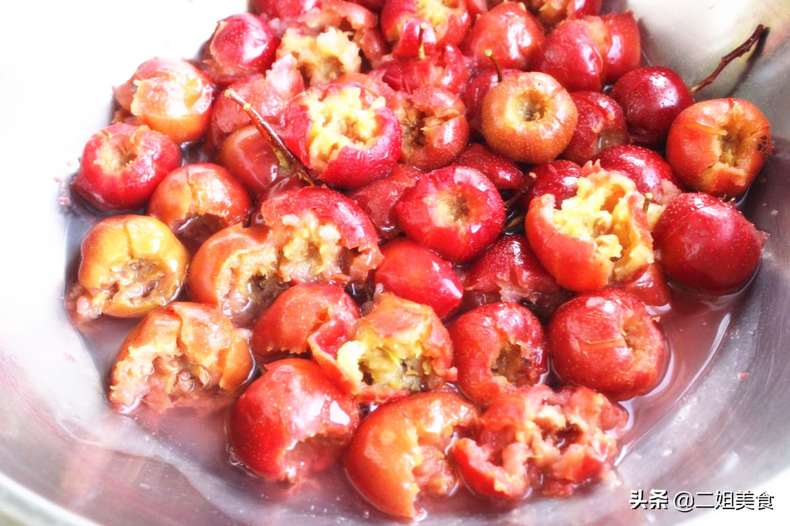 秋天山楂便宜，买几斤在家做山楂糕，酸甜可口，不用出去买