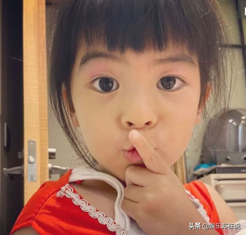 贾静雯晒女儿近照，4岁Bo妞长发披肩，颜值超过咘咘