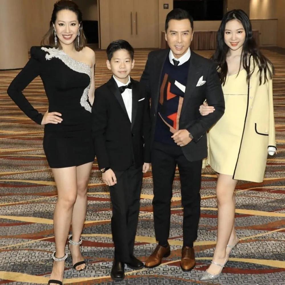 甄子丹全家福曝光，一双子女齐穿千元国产品牌，甄济如神似汪诗诗