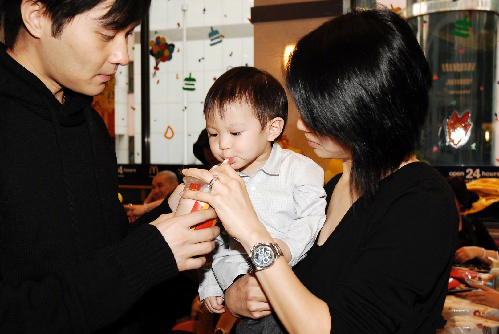 張智霖兒子母親節曬照，魔童攬媽媽臂膀顯男友力，身高赶超袁詠儀