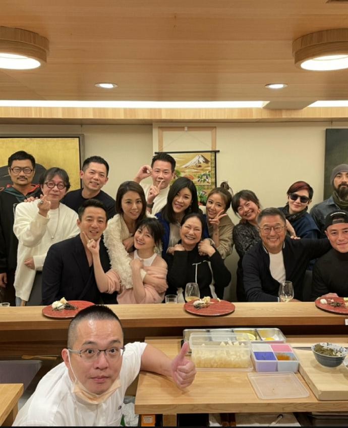 大S婆婆曬全家福，和大S同框似姐妹，兒子兒媳抱小孩顯甜蜜