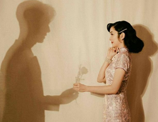吴尊老婆不出道可惜了,穿上旗袍后的她,优雅