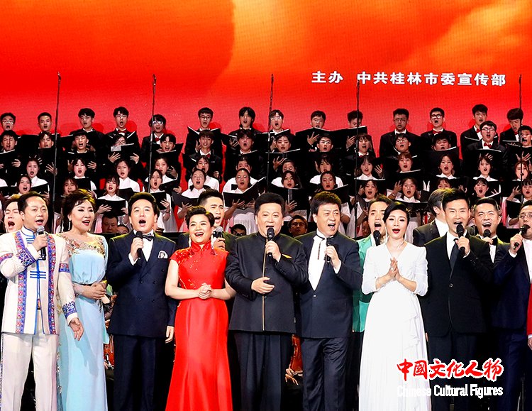 郁钧剑从艺五十<font color=red>周年</font>回乡演唱会70位歌唱家倾情演绎民族经典