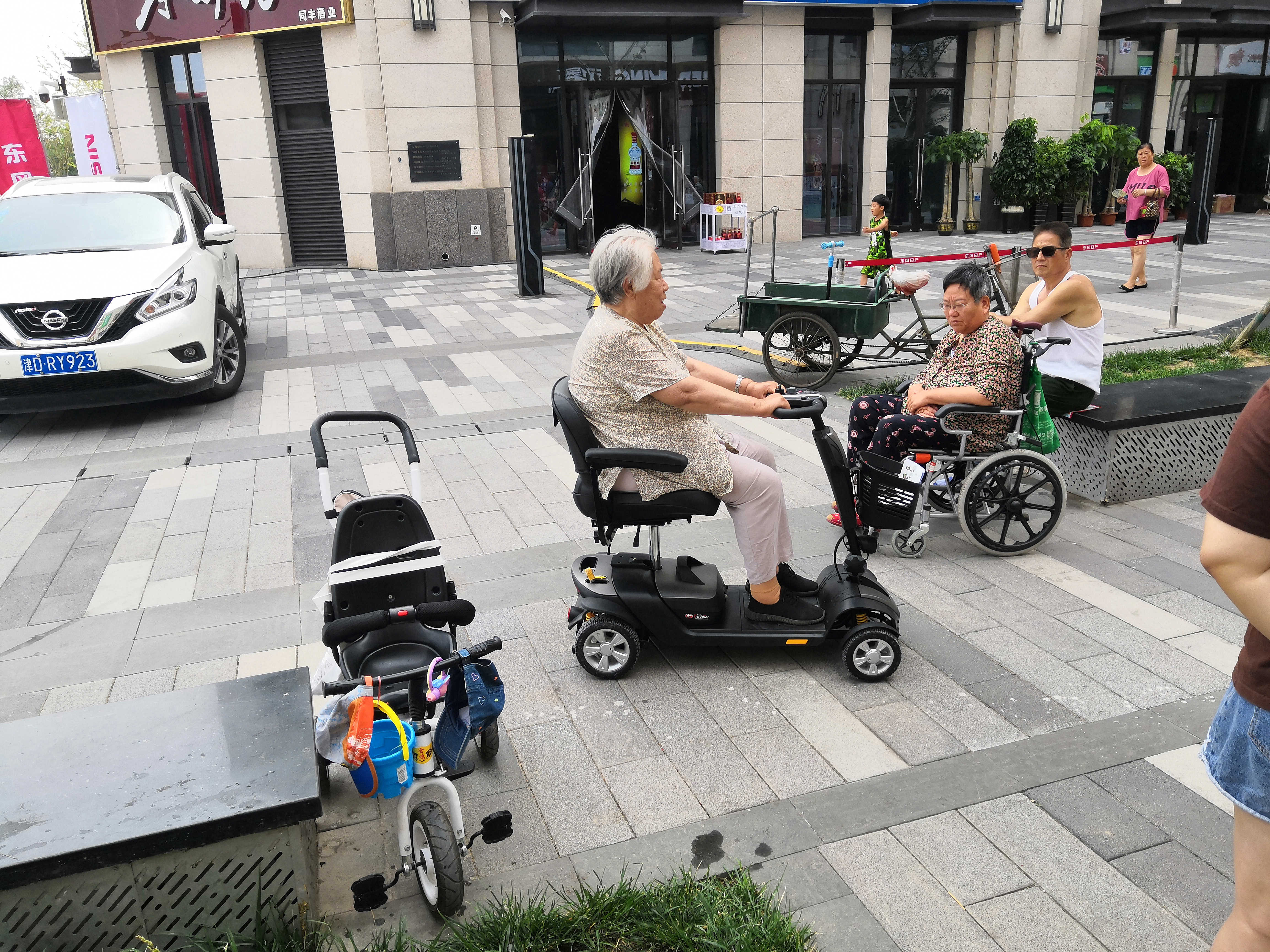 开天乐老年代步车让老人拥抱大自然