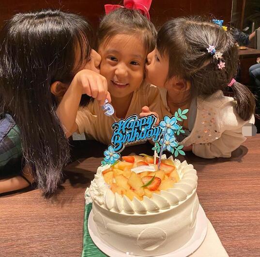 修杰楷带梧桐妹等咘咘和波妞下课，下雨天父女俩搞怪同框超有爱