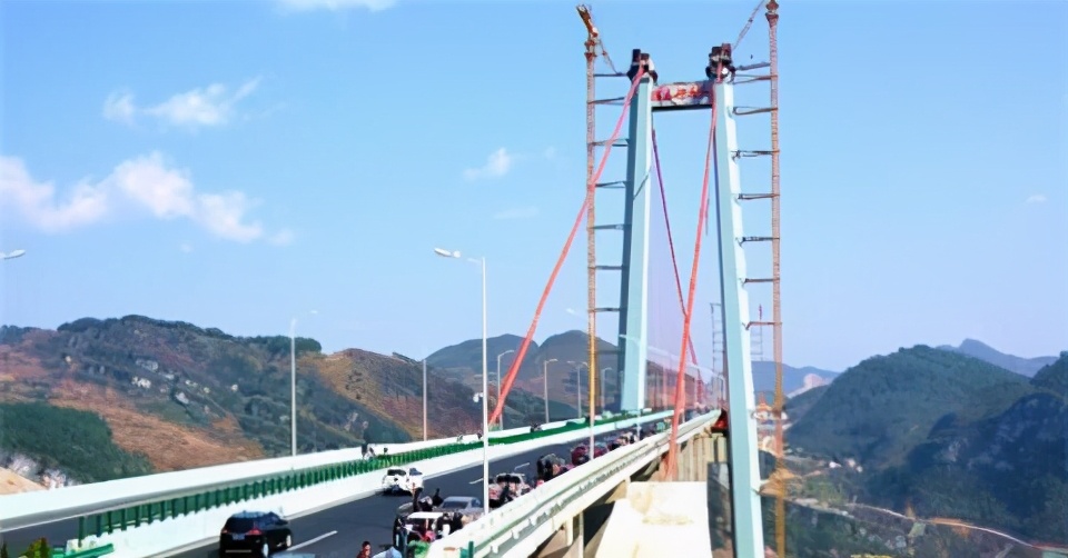 中国又一“世界大桥”，数万名车主违停看桥，交警都罚不住