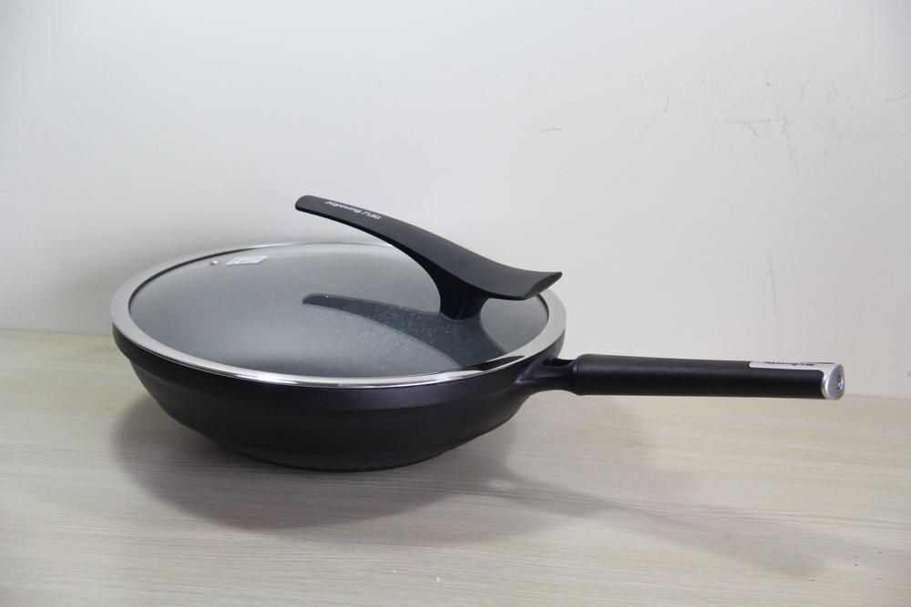 九阳晶钻耐磨不粘锅：一款敢随锅送钢铲的明火锅