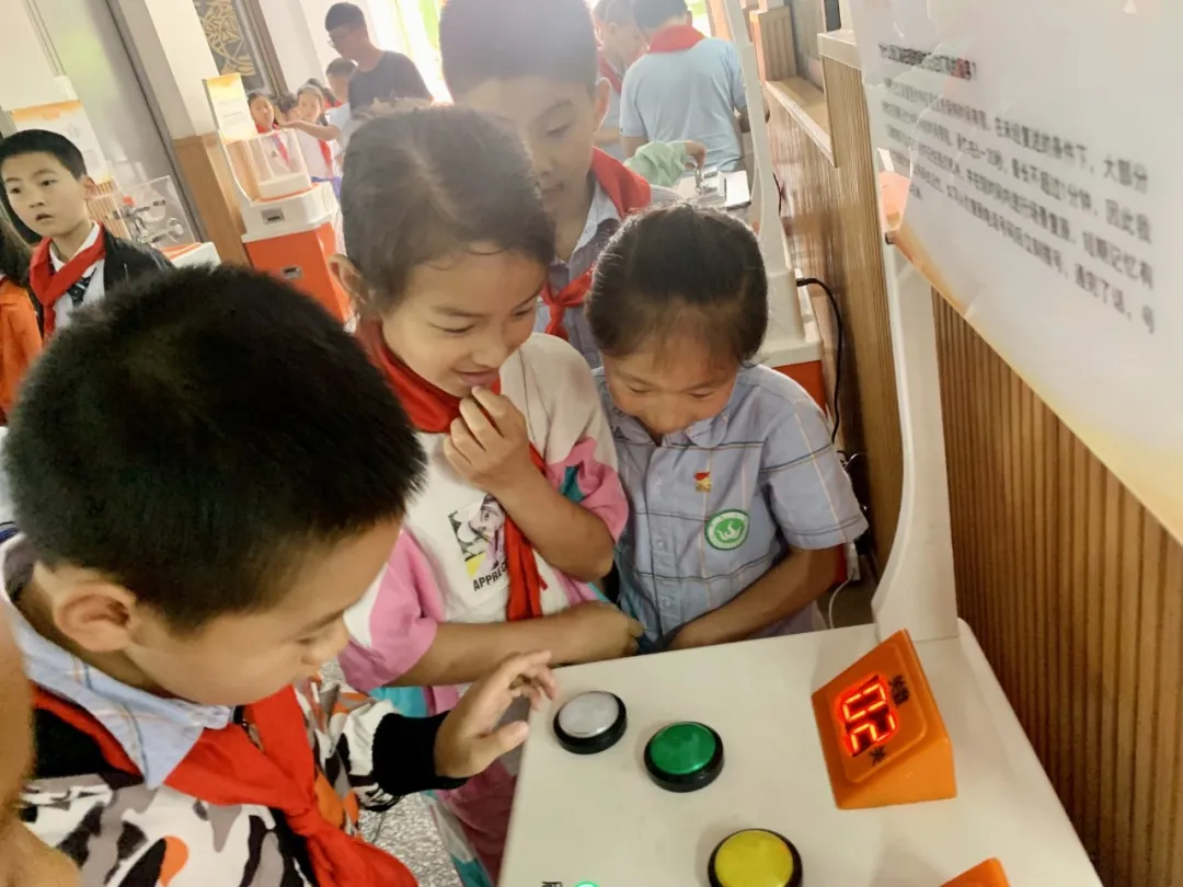 「科技万小」—四川省科技馆到天府新区万安小学开展科普活动