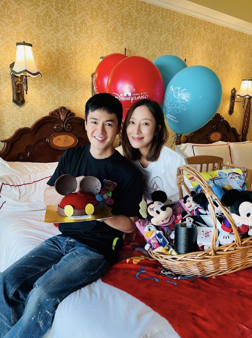 杨怡罗仲谦为彼此庆生，打卡迪士尼温馨度过，女儿小珍珠软萌可爱