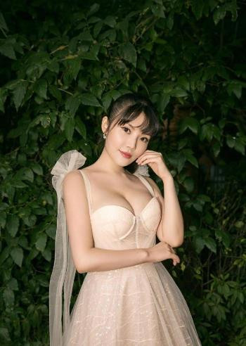 有种撩人叫徐冬冬, 大胆挑战“香槟液体”礼服