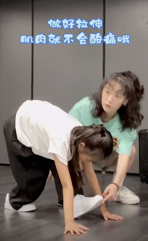 李小璐晒女儿练舞蹲马步，甜馨忍痛坚持惹人疼，网友直呼像贾乃亮