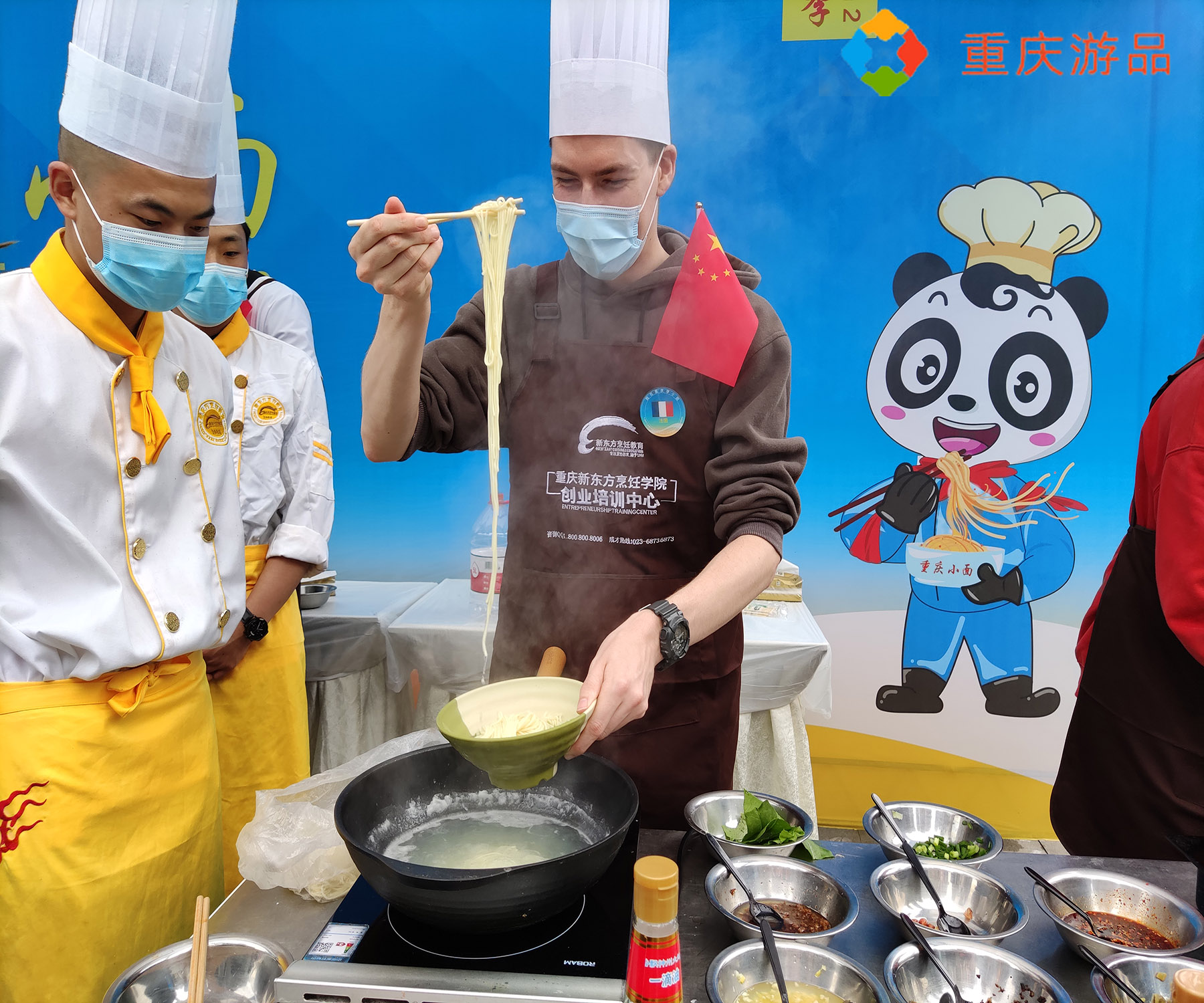 重庆小面再次摆擂PK，983名选手报名参赛，“满汉全席”大饱眼福