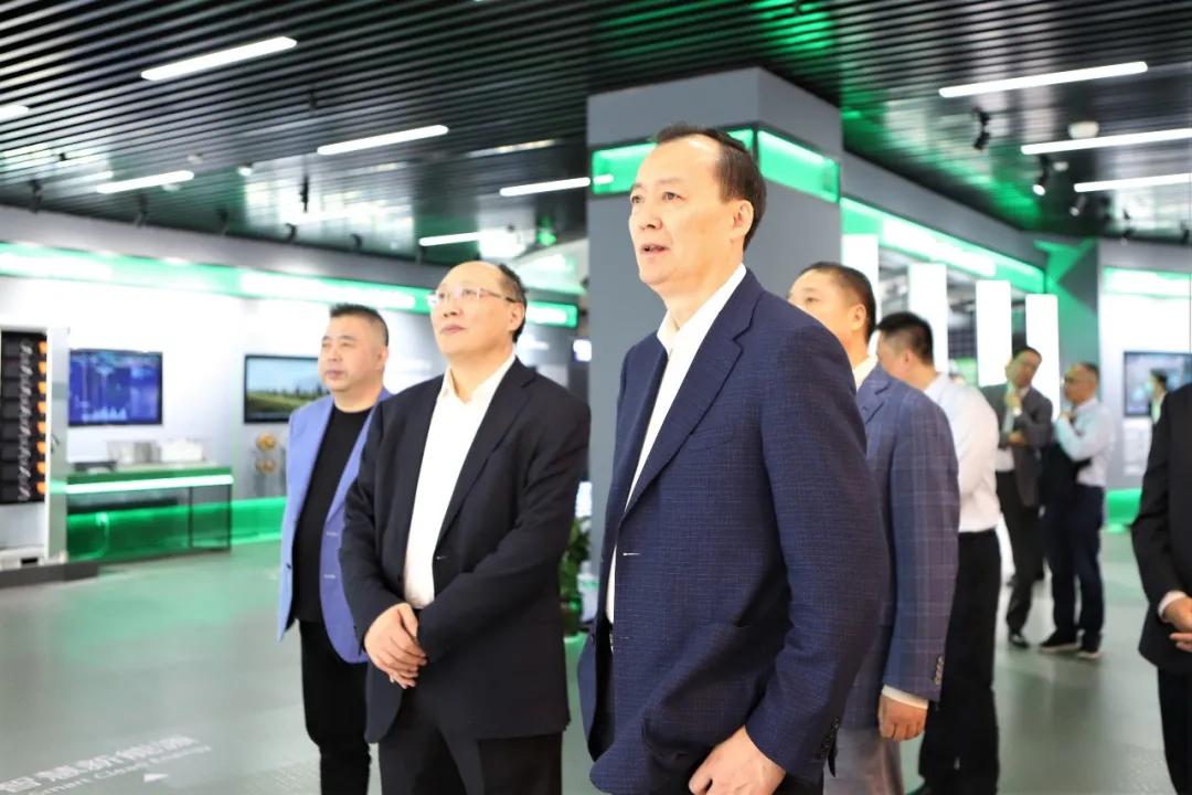 全国工商联副主席黄荣率队考察正泰