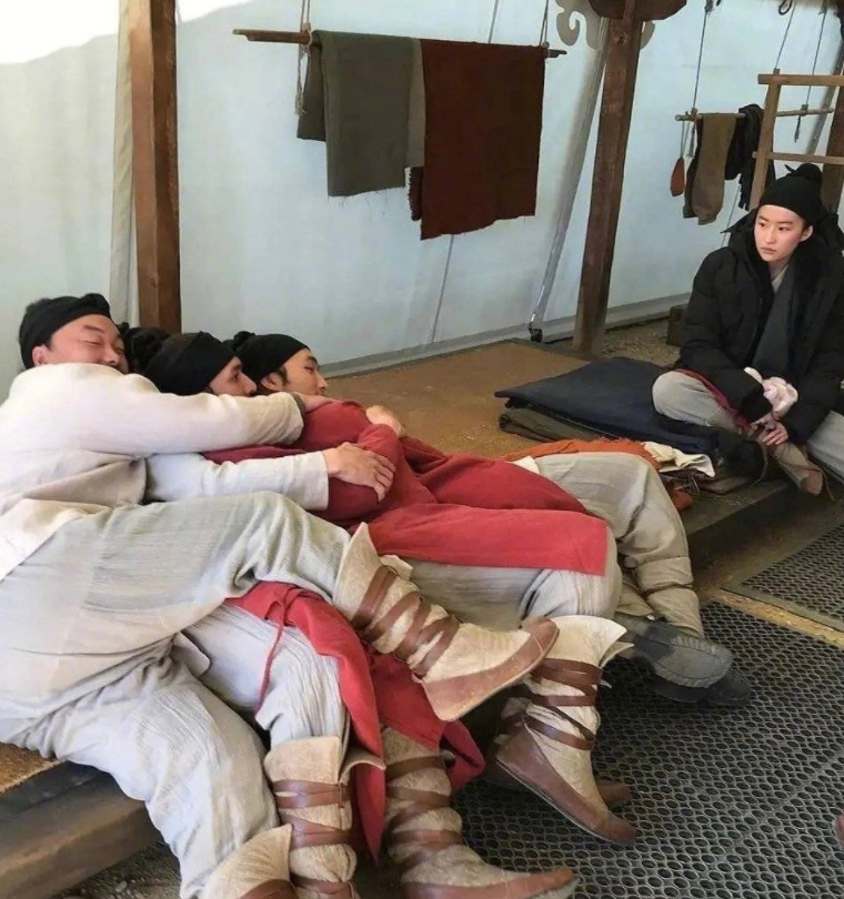 花木兰幕后花絮曝光，笑点满满，刘亦菲上演“女神疑惑”