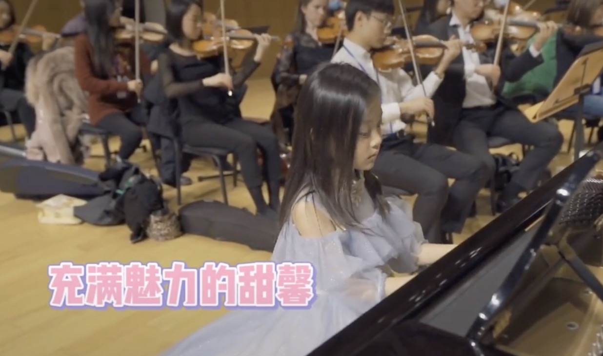 李小璐晒女儿钢琴演出花絮视频，甜馨安吉同框，男帅女靓超养眼