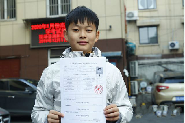 《一站到底》裸跑弟何宜德现怎样,11岁南大毕业5岁开飞机,7岁穿死亡之海