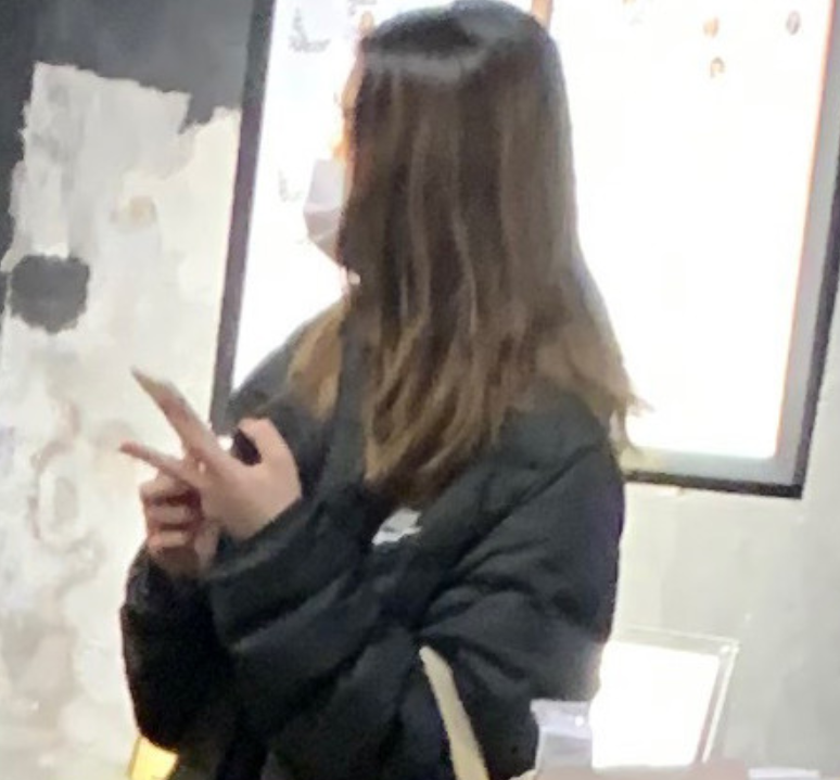 李亚鹏带女儿见女友，“一家三口”逛街显拘谨，李嫣捧手机玩不停