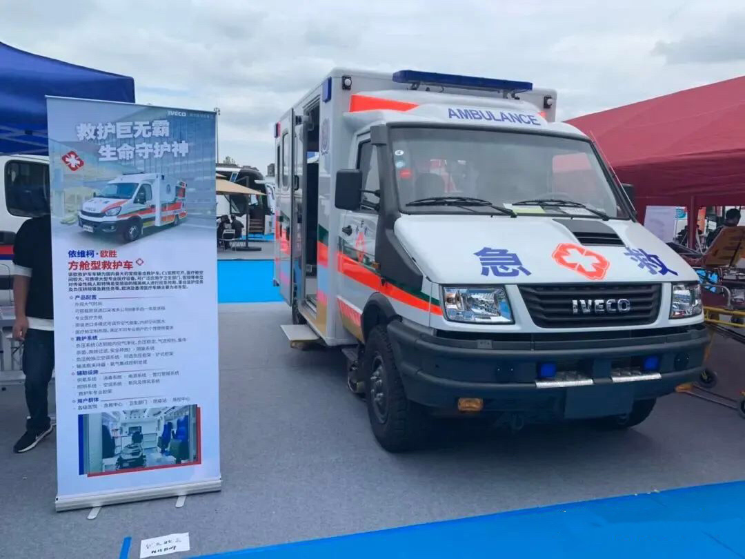 南京依维柯河南人和店向红十字会捐赠依维柯欧胜救护车一辆