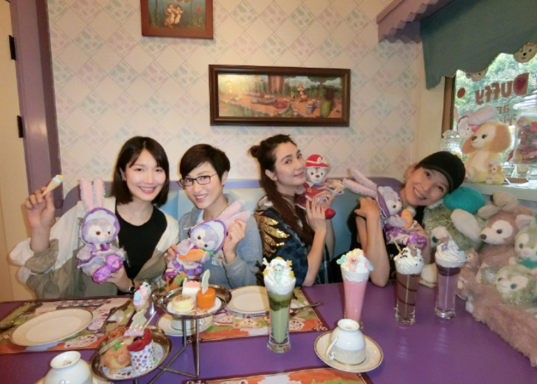 蔡少芬携闺蜜迪士尼游玩庆生童心未泯，和洪欣儿子自拍秒变迷妹