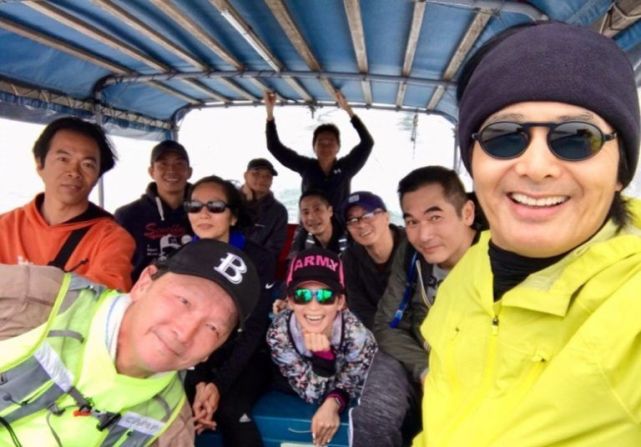 港媒曝周潤發在廖啟智出殯當天帶二人合照爬山，悼念至黃昏才回家