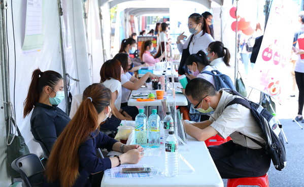 台灣18萬青年畢業即失業，最新民調卻稱超六成年輕人滿意蔡英文