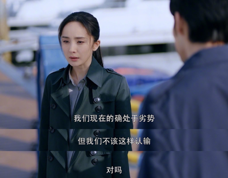 Appearance of body of beautiful sex appeal of 34 years old of Yang Mi, show half beauty to carry the eyes on the back to draw a person, 