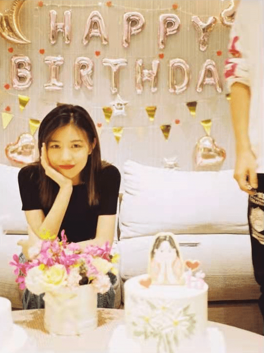 汪峰大女儿近照曝光，16岁小苹果化浓妆衣着性感，气质显成熟