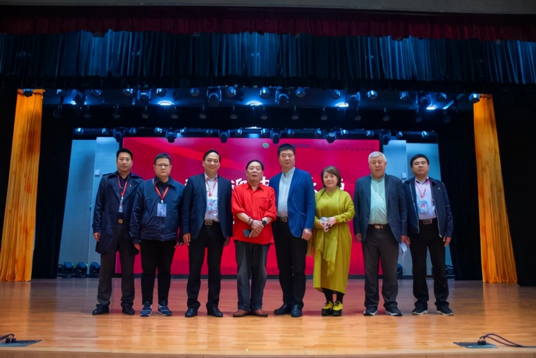 著名抗衰老专家程谦才一行莅临湖南医药中专指导讲学