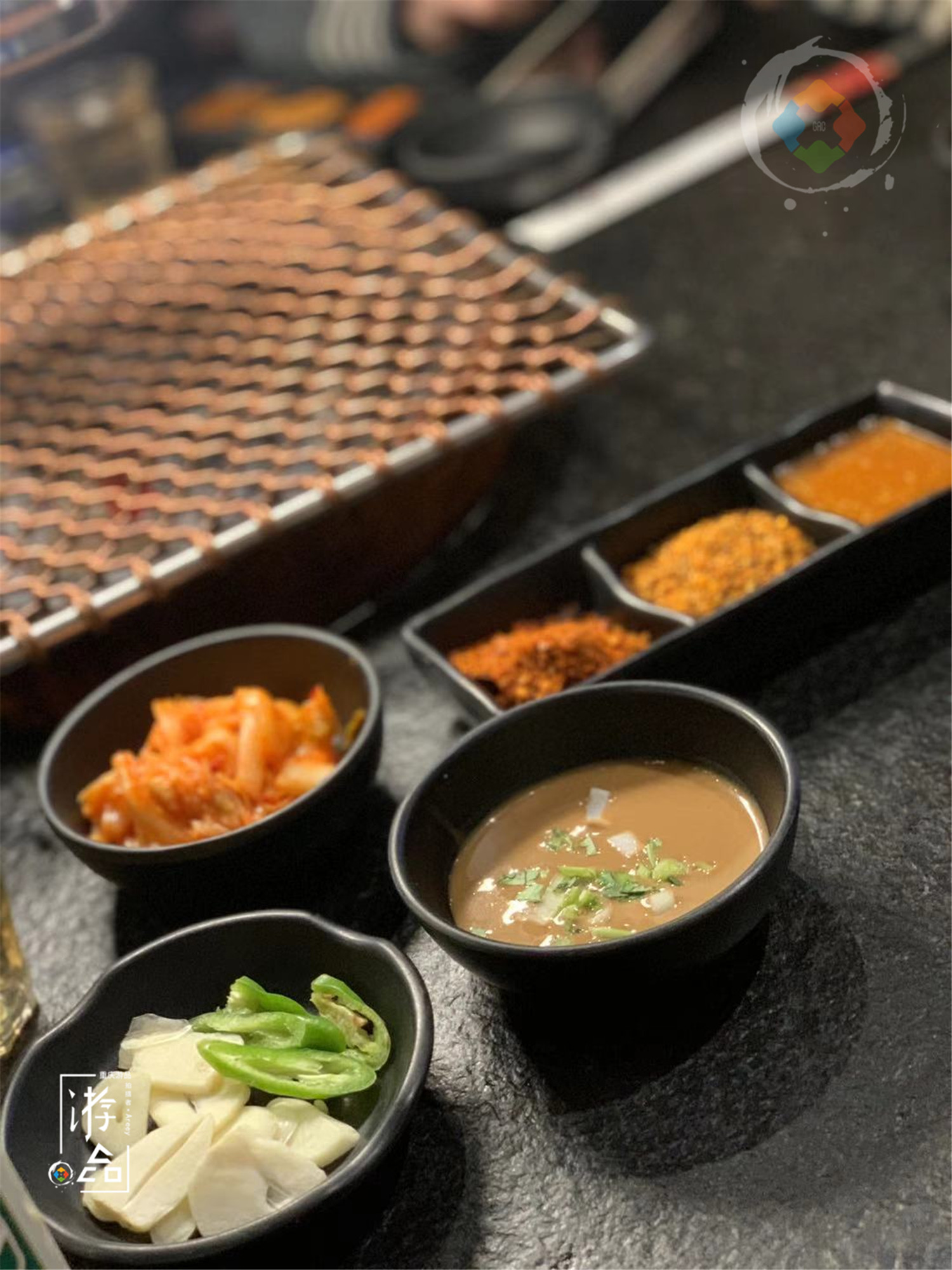 来历不明的东北烤肉，需要蘸着麻酱吃，重庆人纷纷表示拒绝