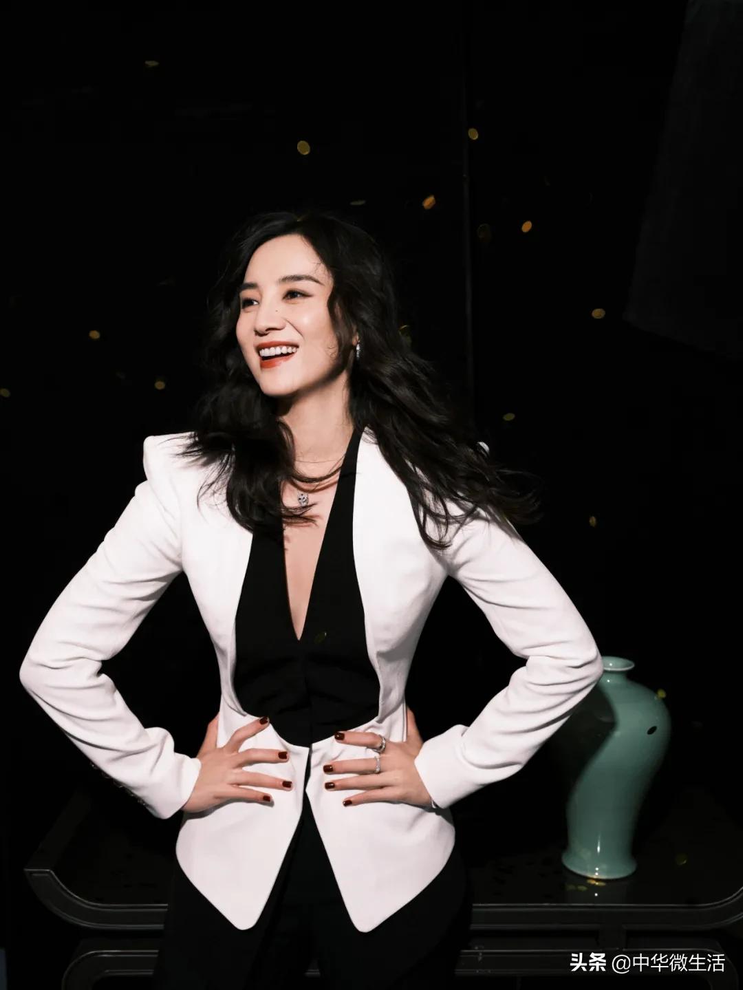 Song Jia Li now attends the ELLE fashion ceremony suit to show the ...