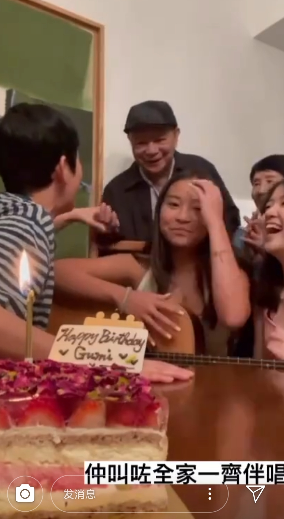 吴君如晒一家人为自己庆生，女儿弹吉他唱歌，老公陈可辛倾情献吻