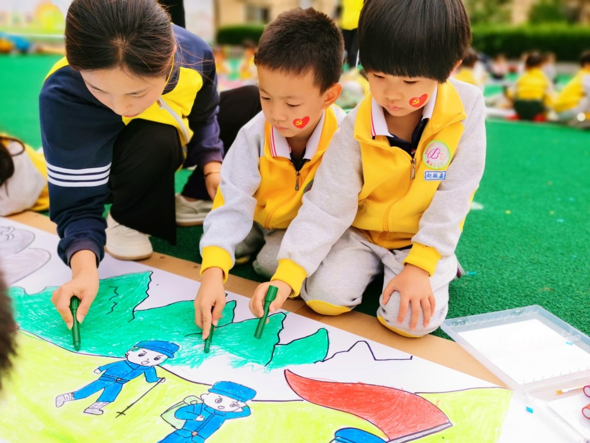 滨城区北城幼儿园：百米画卷绘梦想 童心执笔颂祖国