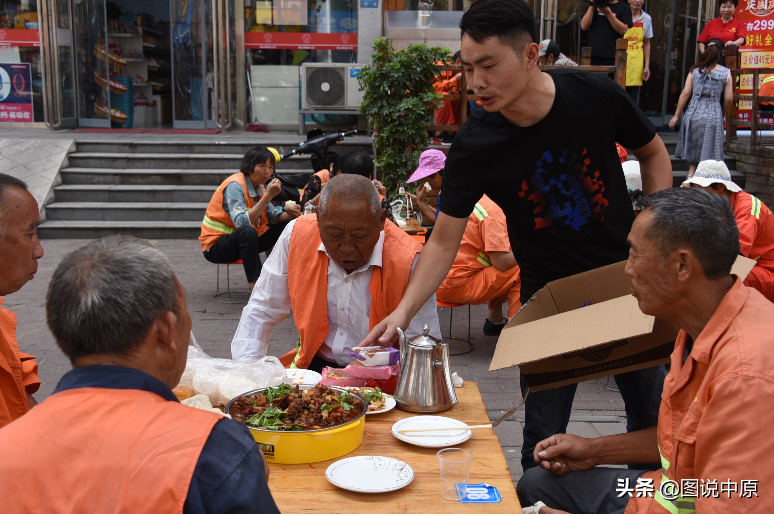 郑州：喜迎中秋，炒鸡店老板宴请辖区60名环卫工吃团圆饭