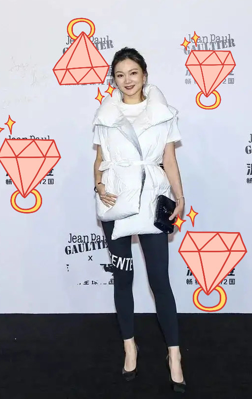 張藝謀39歲嬌妻曬照！37歲長女穿迷彩衣顯嬌小，顏值不及后媽