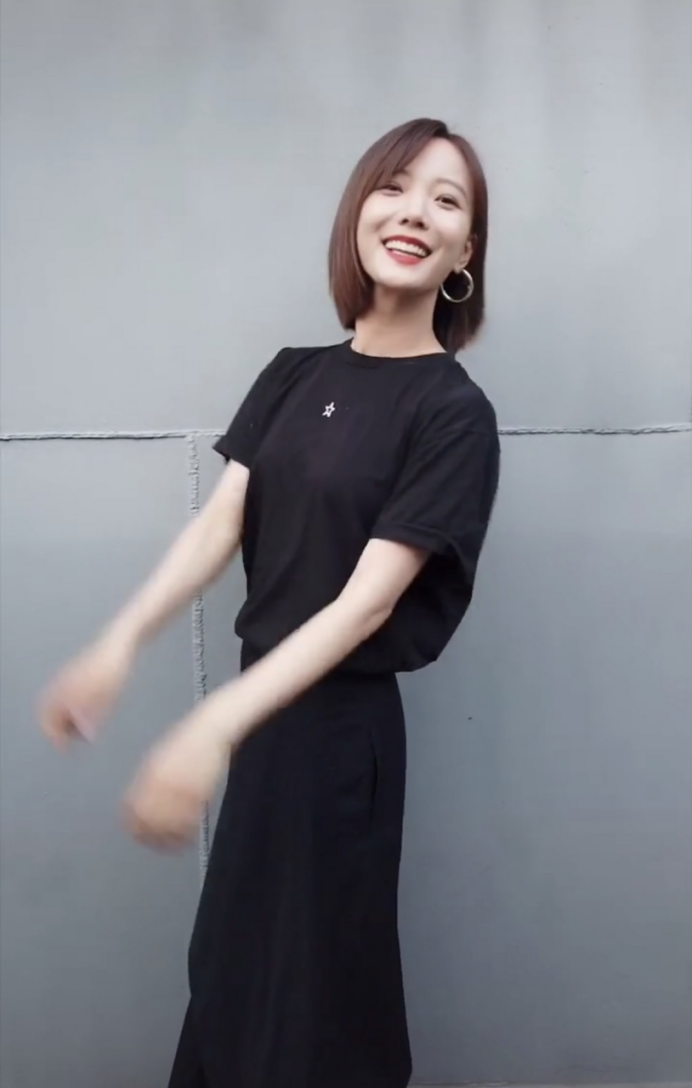 王珞丹在线“告白”比了个大心，一身沉稳黑裙，看着却十分甜蜜