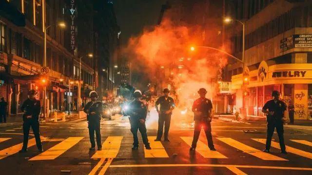 暴乱下的美国：众议院带头下跪认错，特朗普不承认自己支持率