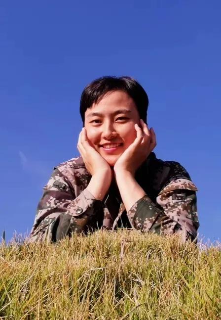 军装照VS便装照，军营女神男神天团帅炸