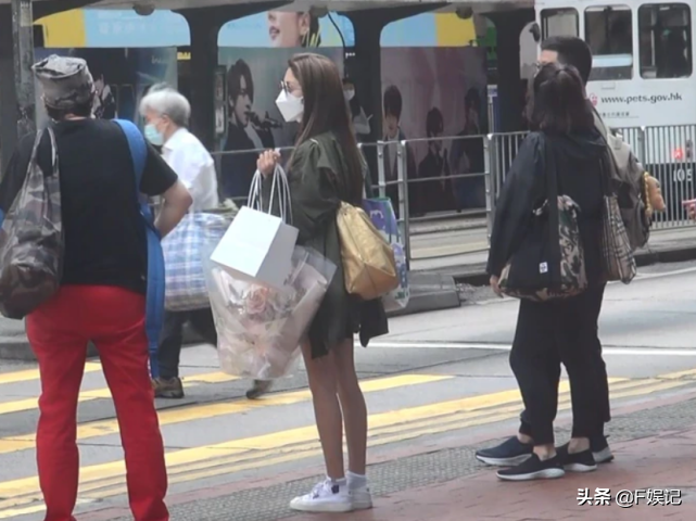 陳凱琳獨自拿幾大袋東西節儉搭電車回家還與老公鄭嘉穎暗暗撒狗糧