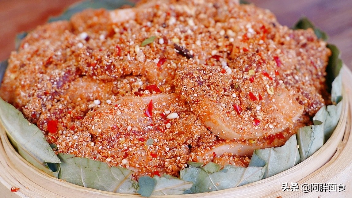 把五花肉放鍋中蒸一蒸，教會你，一層比一層好吃，年夜飯待客有面