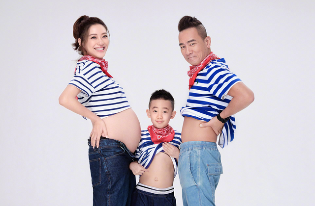 应采儿挺“孕肚”录节目，化妆拒绝涂口红，这才是当孕妇的样子