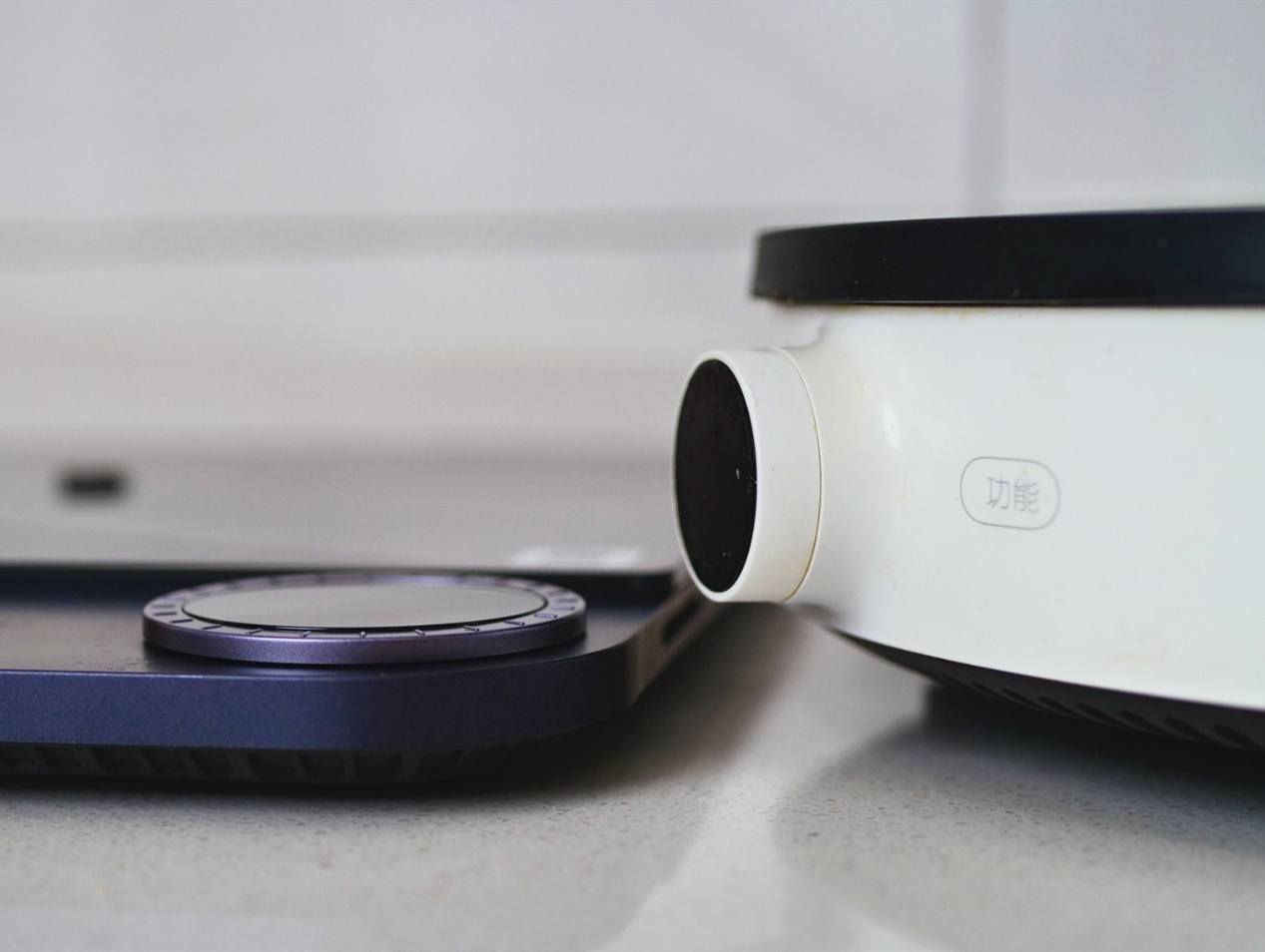 小米做出市面上最薄的電磁爐？厚度只有 2 厘米，還可以教人做菜