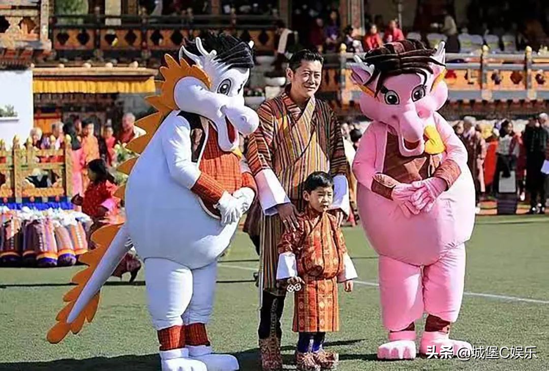 不丹王后被国王冷落，独抱两儿子很孤单，错看