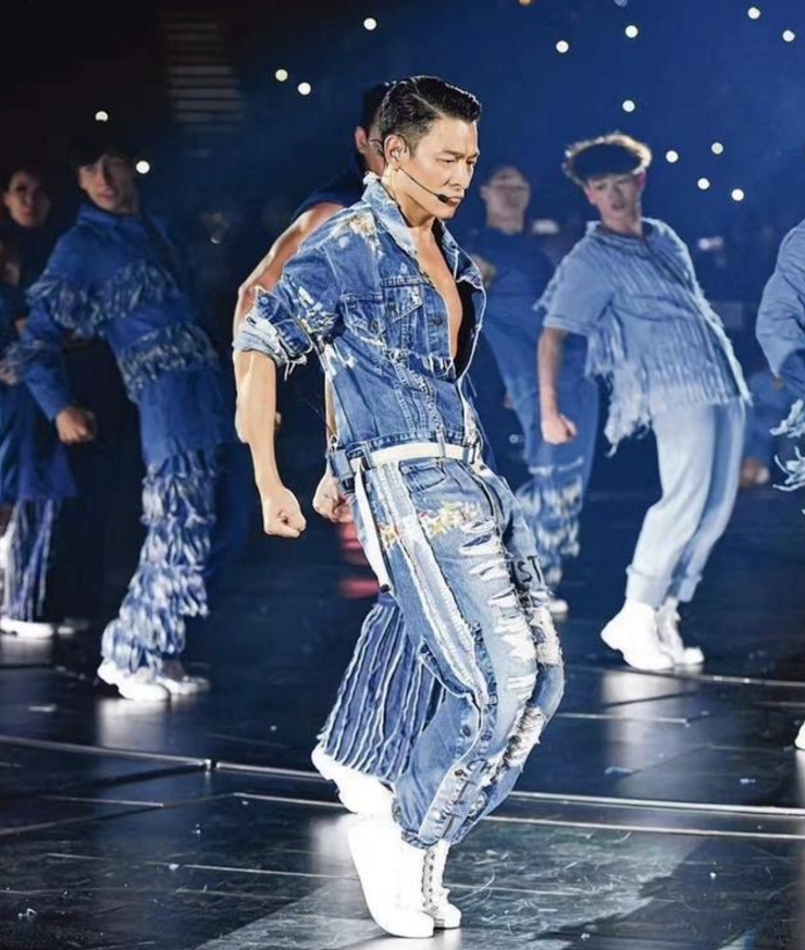 59岁刘德华现身容貌大变，脸塌成国字脸，网友：天王也到花甲之年