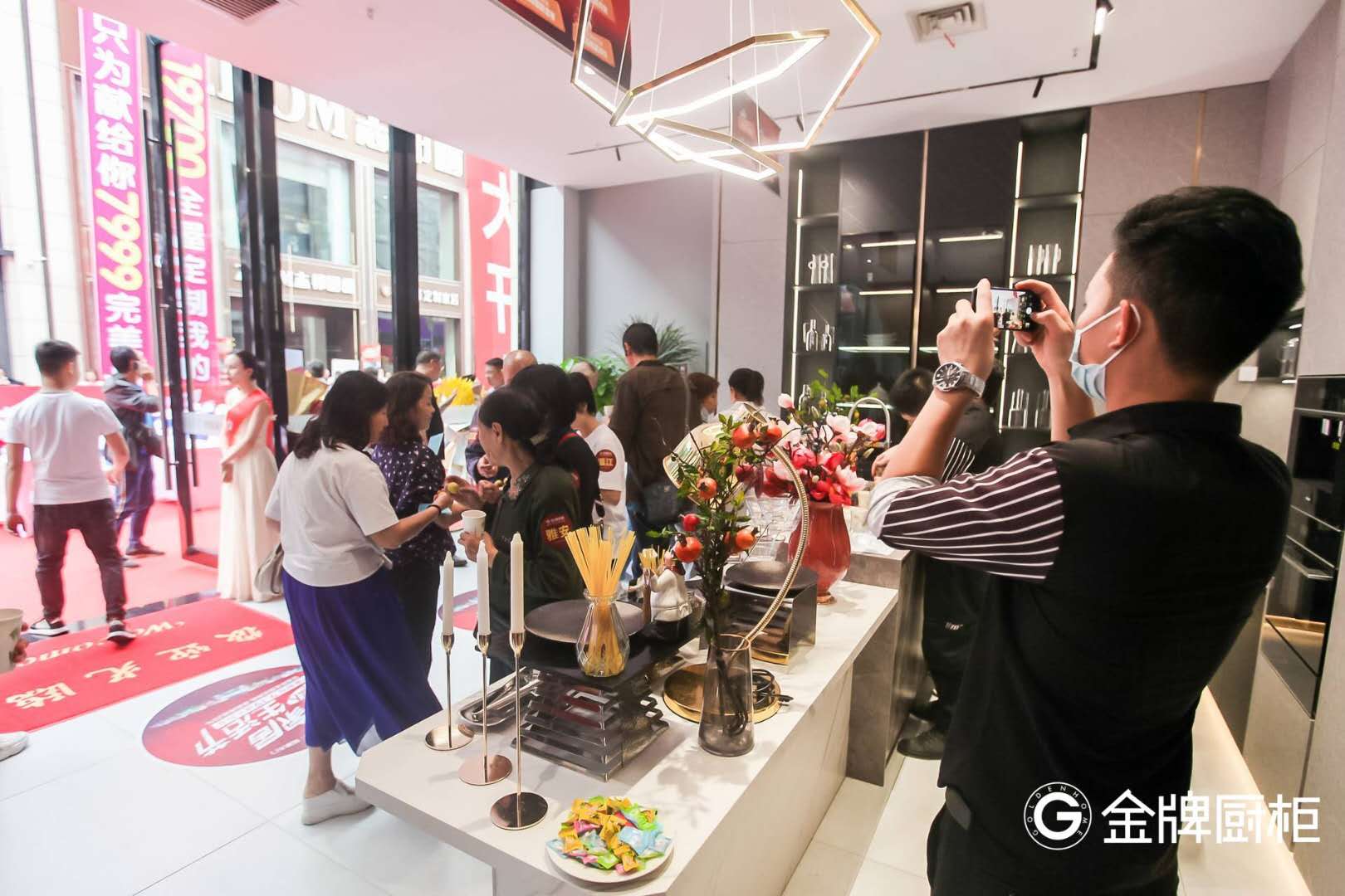 一站式家装购物带来全新体验，金牌厨柜成都大家居馆盛大开业