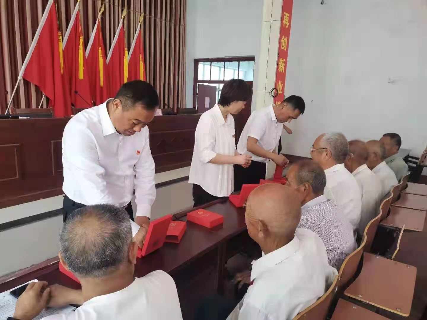 城郊乡隆重举行“光荣在党50年”纪念章颁发仪式