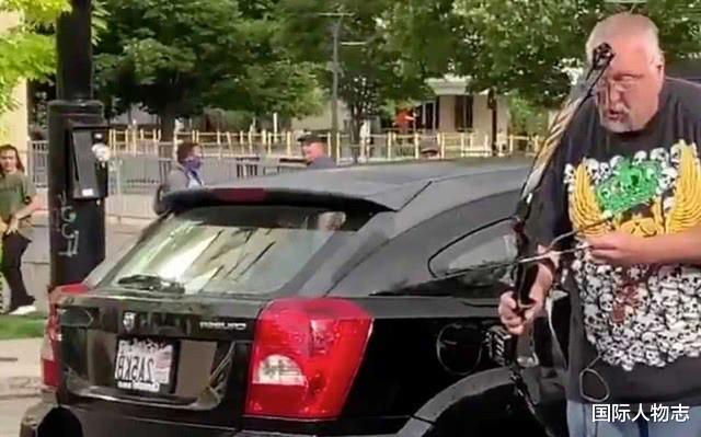 美国白人男子用弓箭瞄准黑人，箭还没射出去就
