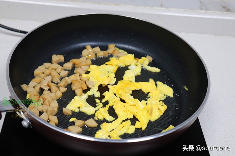 期末考了，給孩子做蛋炒飯時用四種食材，潤而不膩，孩子很喜歡吃
