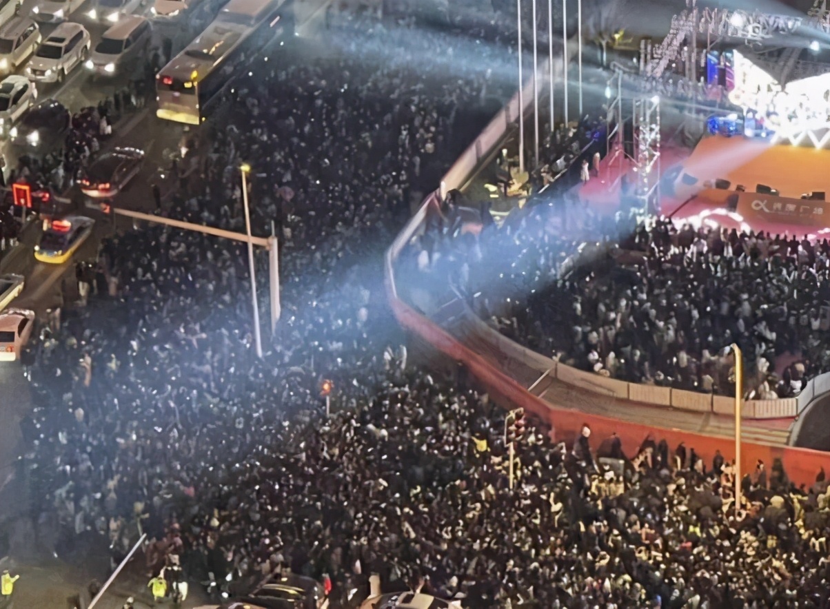 張韶涵露天商演致交通癱瘓，歌唱一半被強行拉走，向觀眾鞠躬道歉