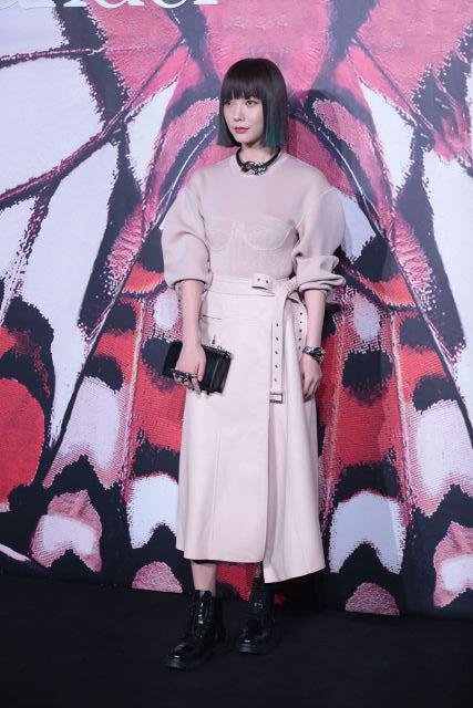 被王珞丹造型惊艳了，绿色bob头配廓形上衣，宛