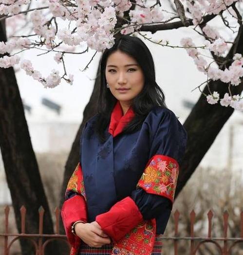 不丹美女不食人间烟火 25岁佩玛抱着儿子 依然眉头紧锁没笑容 腾讯新闻